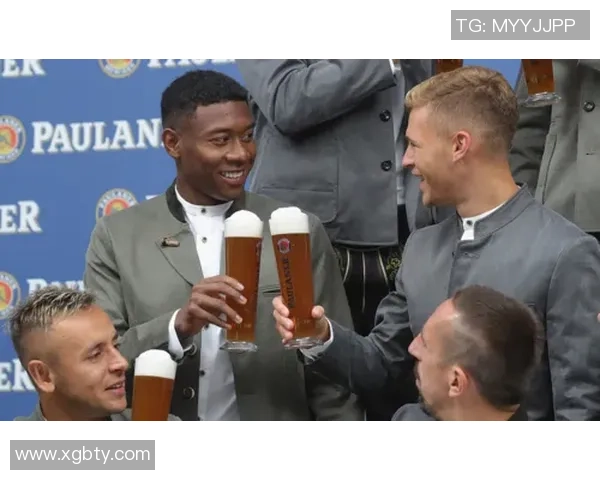 足球明星举杯庆祝瞬间展现团结与激情的完美时刻